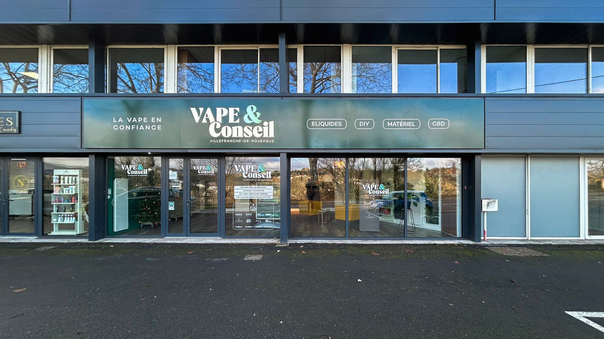 La devanture de Vape & Conseil, 157B avenue du Quercy, avec son parking devant.