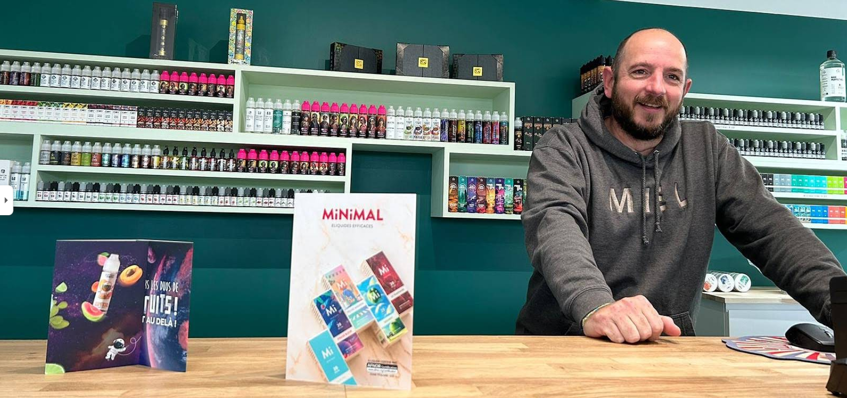 Fred derrière le comptoir de la boutique